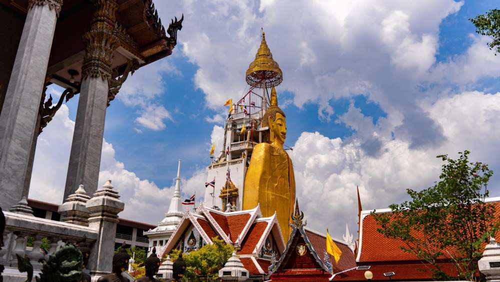 Храм Wat Intharawihan