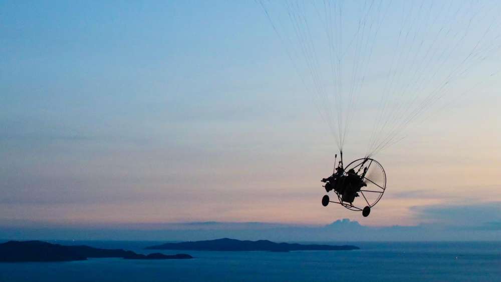 мотопараплан в небе паттайи