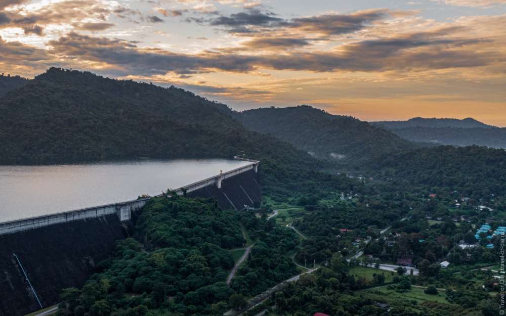 дамба Khun Dan Prakarn Chon Dam