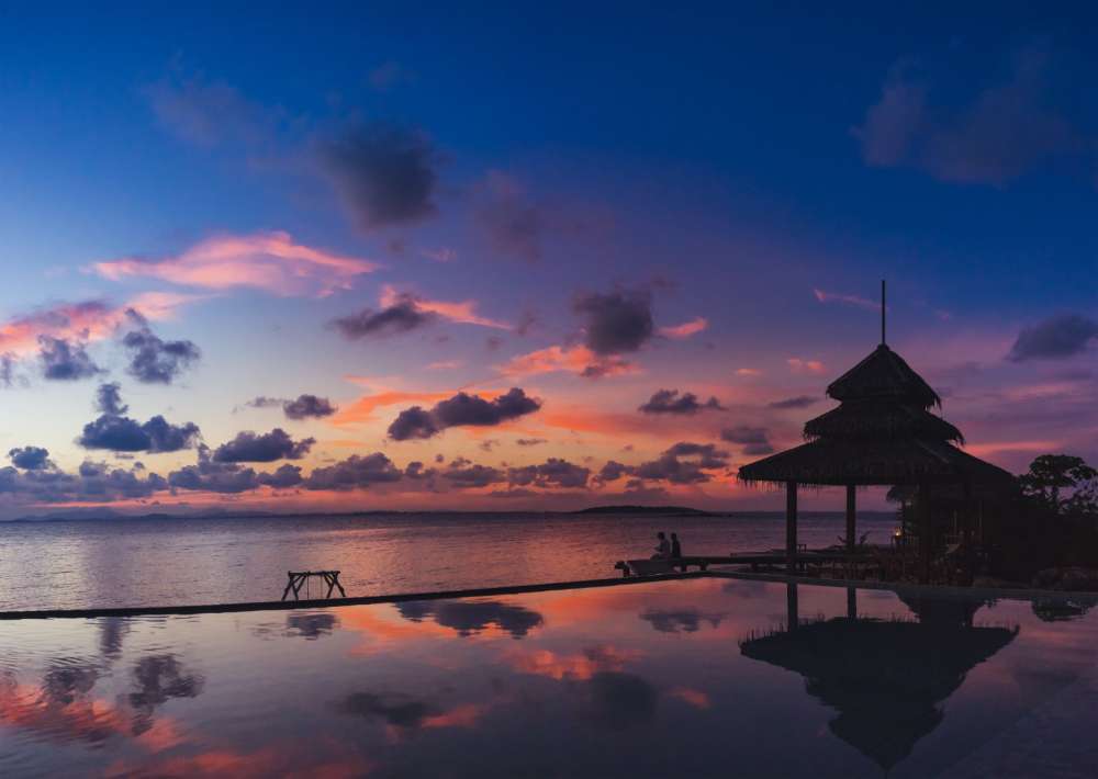 Закат на инфинити пуле отеля Koh Munnork Private Island